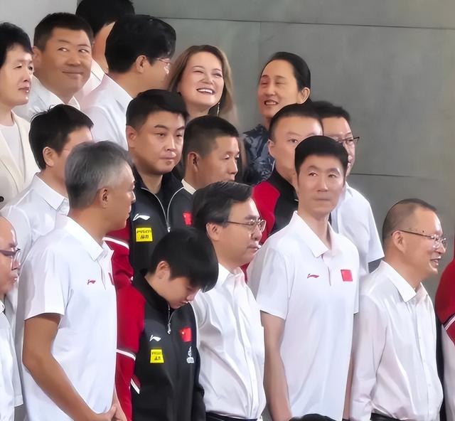 国乒大合照，暴露真实地位，王楚钦、王曼昱靠边站，C位实至名归