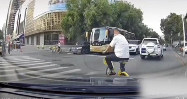 沈阳司机故意撞人后续，连续撞击下死手还拍视频炫耀，身份已被扒