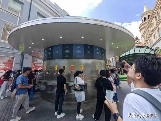 中央大街超大酒桶成网红景点，南方游客排队打卡