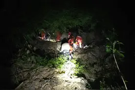 男子为捡无人机被困山顶，消防员成功救援图片