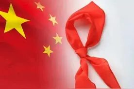 一条红领巾引发的口水战，一年级评选少先队员该不该分批进行？图片