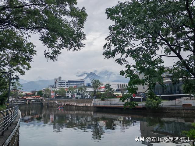泰山脚下奈河之滨一处游园，小桥流水，是泰安人自己的“山塘街”