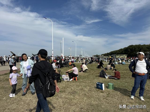媒体评长春航展乱扔垃圾现象