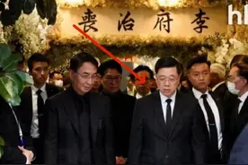 霍启山葬礼表情凝重，霍震霆却笑了，霍李两家情谊背后有何隐情？图片