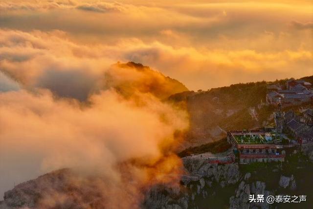 云海拥岱顶 落日绘天青