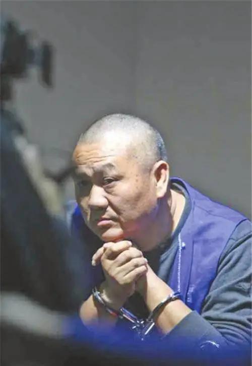 他逃亡16年，靠赃款娶4个漂亮老婆生12个娃，被捕时身家有几个亿