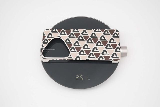 华为 Mate/Pura系列 专属壳评测：磁吸 + 隐藏支架，手感颜值双在线