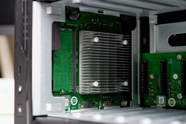 新品首发拆解丨不再躺平的高颜值NAS威联通Qu805