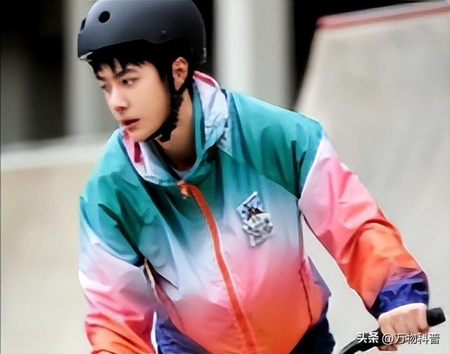 钱再多有什么用？28岁王一博手滑坠海，才懂陈道明那番话的含金量