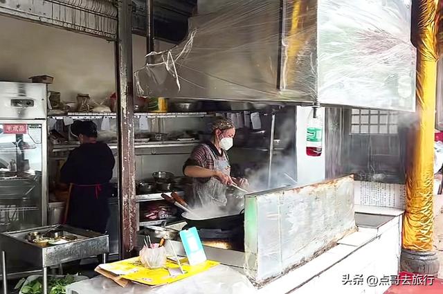 成都龙泉山被冷落的古场镇，街上空无一人，美食诱人被严重低估！