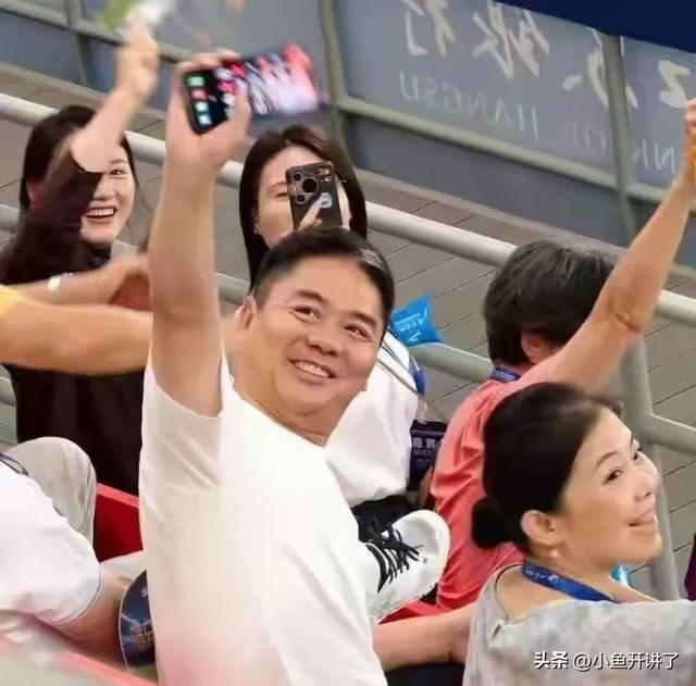 刘强东豪横看苏超！边喝啤酒边扭秧歌，这才是人生赢家！