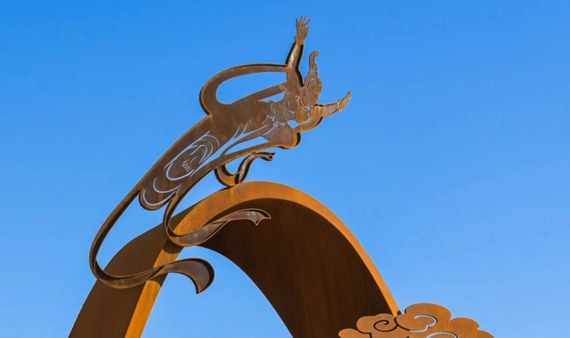 酒泉市敦煌阳关玉门关旅游区大型雕塑“盛世飞天”落成