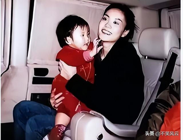 李亚鹏离婚48小时后，王菲担心的事还是发生了，李嫣也被无辜连累