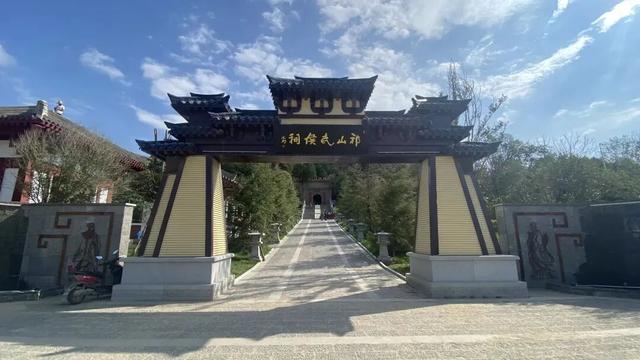 一祠承文脉，满园忆三国。