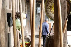 生产队那个年代（144）—社员们的农具:锄头图片