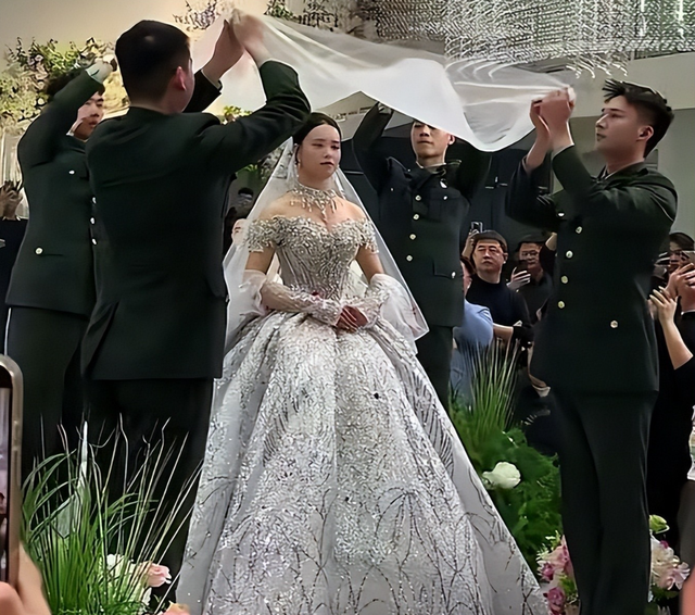 最帅升旗手张自轩大婚不到24小时，荒唐一幕出现	，新娘受无妄之灾