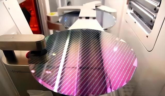 哈工大EUV光刻机突破！新加坡学者：只要成功，芯片战就会结束