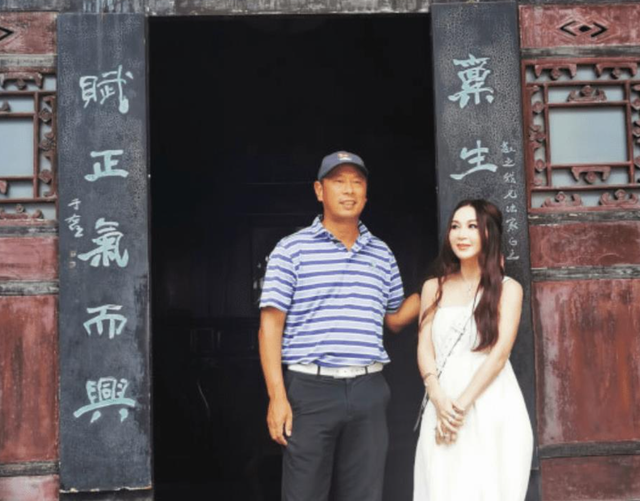 温碧霞59岁生日宴露半胸，丈夫越看越像农民工，和养子越来越像
