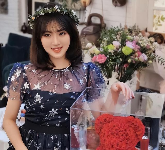 收手吧！资本家的“丑孩子”，笑的比哭还难看，别霍霍观众眼睛了