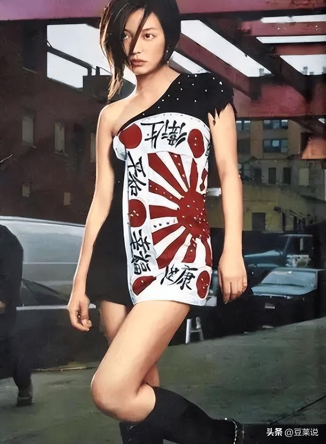 面相又变了！49岁赵薇广东吃饭，又老又瘦没架子，却再无回头路走