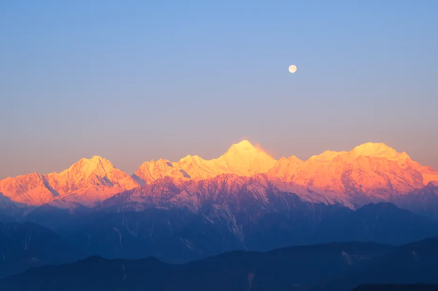 想追日照金山？跟着雅雅走，分分钟拿下！