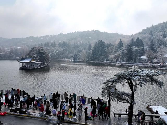 古人诚不欺我！“朝日照积雪 庐山如白云”