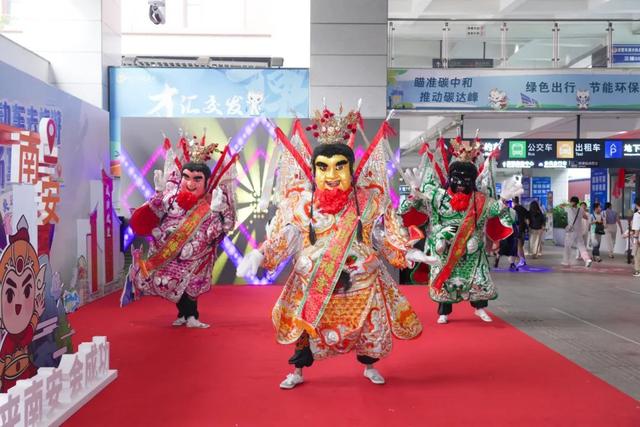 太会了！南安文体旅别样推介“闪”进泉州动车站！
