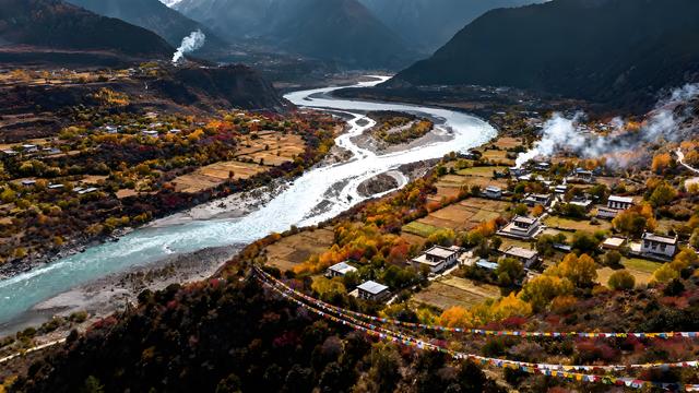 金风裁云绘穹庐，秋色蘸露染圣城 —— 雪域高原上的鎏金诗卷