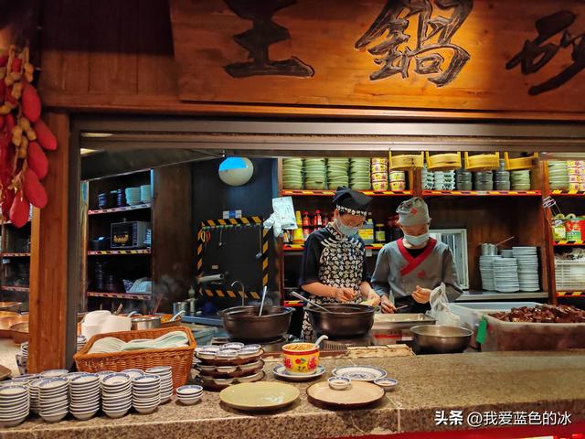 以吃的名义南京一日游：南京大牌档的午餐，四个招牌菜点了三样
