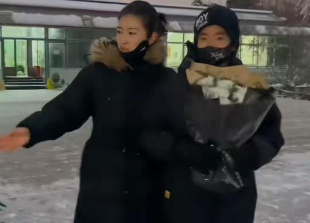 聂卫平告别仪式：大儿子手捧遗像，3个子女都到齐，众人含泪悼念