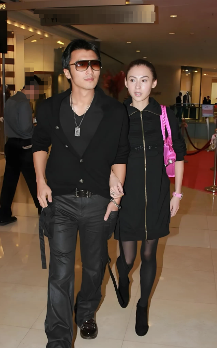 谢霆锋也没想到，张柏芝会因阅兵当天的一特殊举动，实现口碑暴增