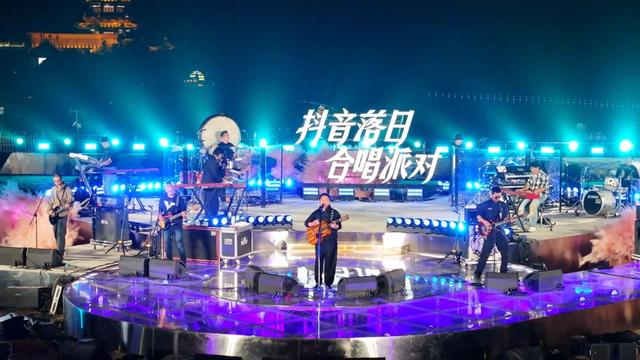沙泉映星空 歌声伴七夕 —— 抖音落日合唱派对成功举办 万人共赴浪漫之约