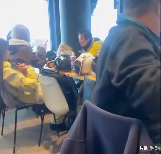 37岁王思聪日本滑雪场现身！五位美女同行个个窈窕	，越活越年轻了