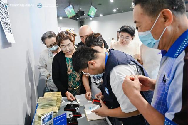 2025吉林省首届机器人文化节盛大开幕 仿生科技与智能体验引爆国庆假期