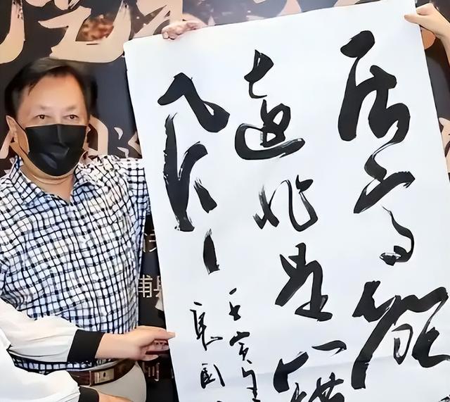 唐国强现场观看阅兵，观礼台上笑容满面，评论区恶心的一幕出现了