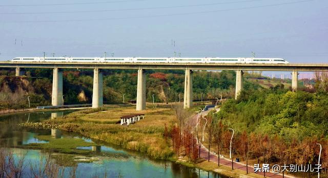 层林尽染秋景如画