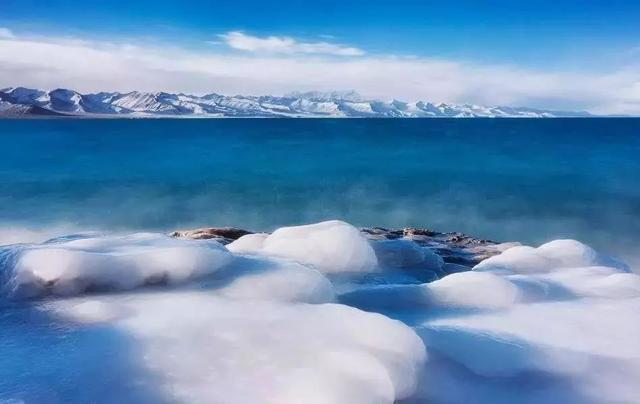 西藏天湖冬日变蓝宝石秘境，千里冰封宛如异星