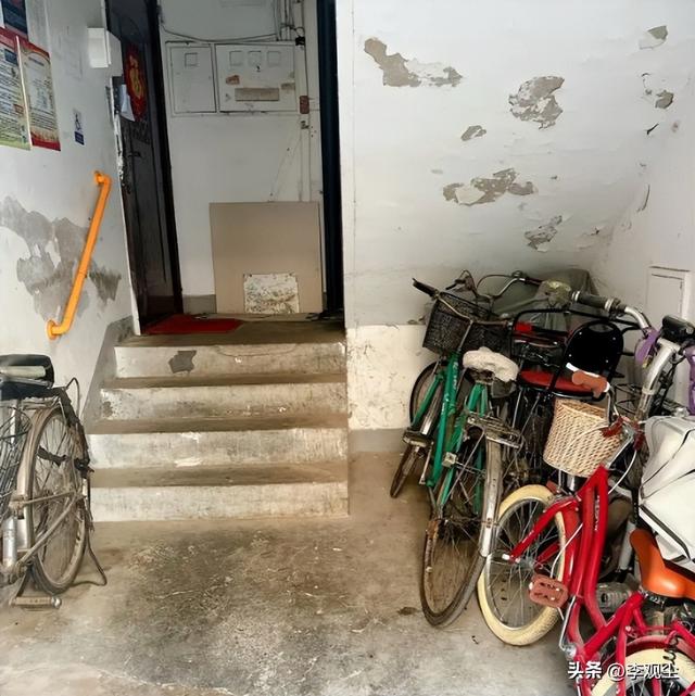 别租房漂泊！200万扎根北上广，年轻人疯抢的老破小藏着多少惊喜