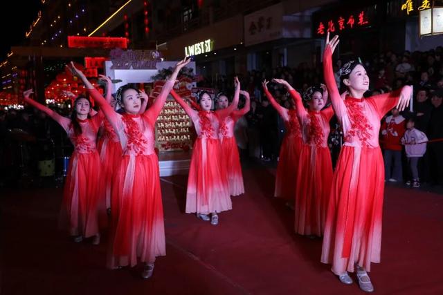 【冬游舟曲 簪花迎春】“西街七点半·文化大集市” 点亮夜色 共赏风华