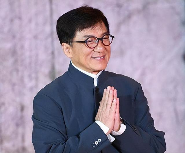 官媒对成龙的称呼变了，三字之差释放强烈信号，王晶的话有人信了