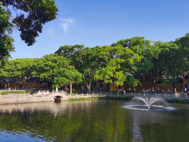 我是北京人	，刚从普陀山回，实在忍不住想说：普陀山给我三点印象