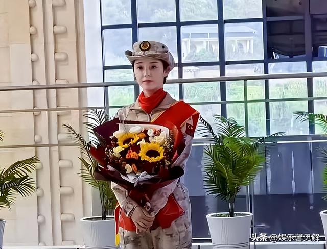 女兵领队王媛回家！老公合影照曝光，又美又飒，生了3娃仍像少女