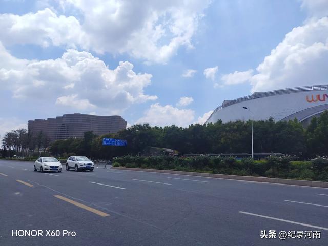 信华建国酒店和新城吾悦广场，如同商丘市中心城区的两颗璀璨明星
