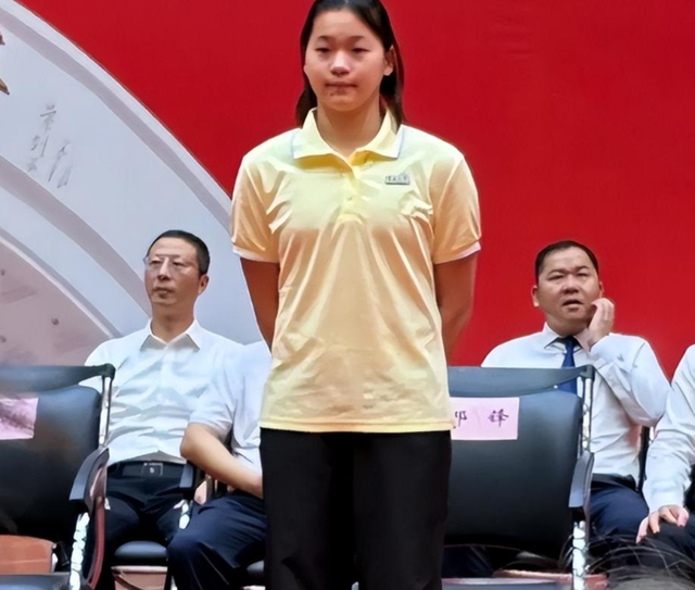 全红婵入学再起风波，郭晶晶的话说对了！官媒：退不退她自己决定