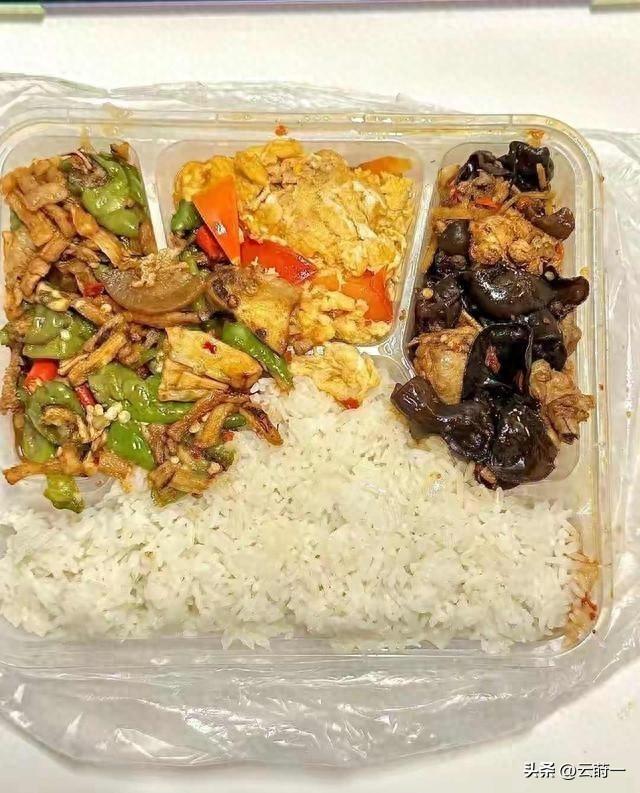 北京下了死命令：2027年底前，所有中小学必须告别“校外配餐	”