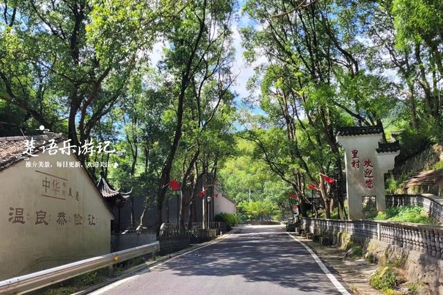 浙江宁波的隐秘山村，群山环抱犹如世外桃源，三折瀑成为玩水胜地