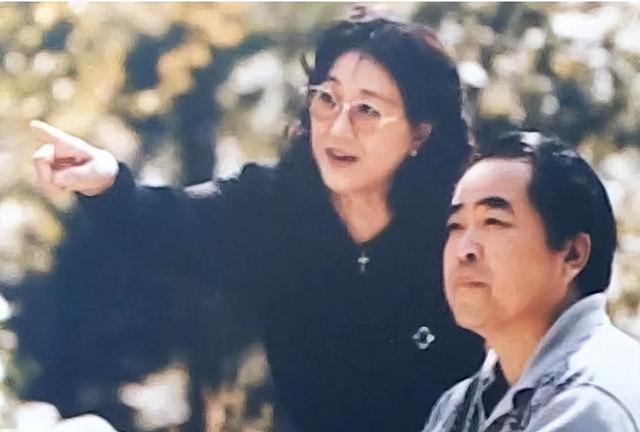 结婚仅1年，87岁的范曾已衰老，比他小50岁的娇妻仍如花似玉