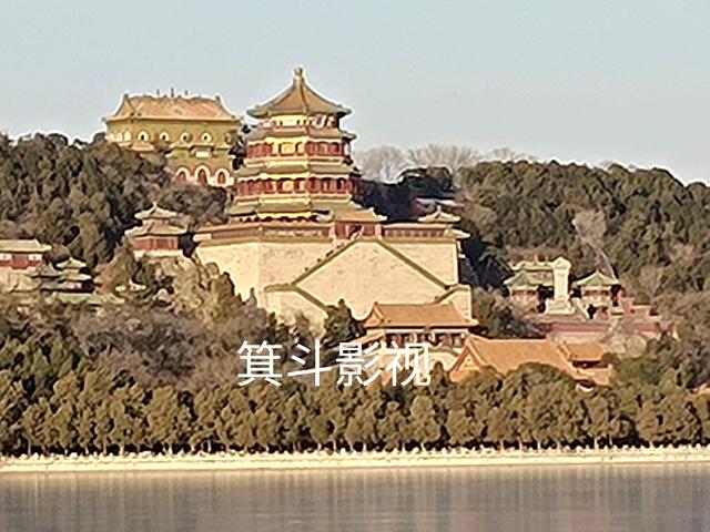 颐和园十七孔桥，彰显皇家气派风姿。