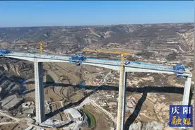 G309线西合公路项目首个连续钢构特大桥顺利合龙图片