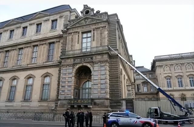 卢浮宫劫犯落网！机场被抓现行，7亿珠宝无影踪	，恐被熔成金块？